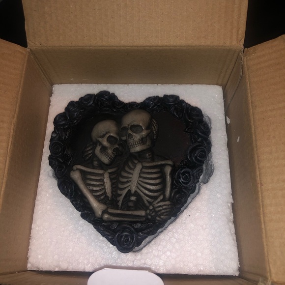 Skull and rose trinket - Picture 2 of 2